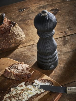 Moulin à sel manuel en bois Fair Trade, noir, 18 cm – Image 2